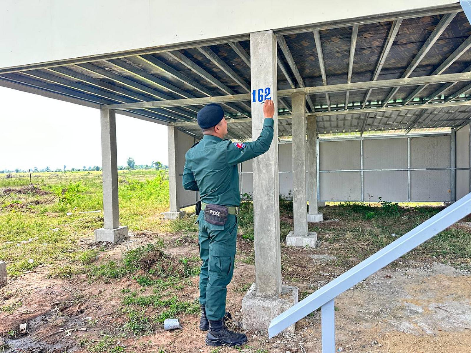 កម្លាំងនគរបាលប៉ុស្តិ៍ស្រុកគាស់ក្រឡ ចុះសរសេរលេខផ្ទះថ្មីជូនអតីតយុទ្ធជន និងនិវត្តជន ចំនួន៤០ខ្នង