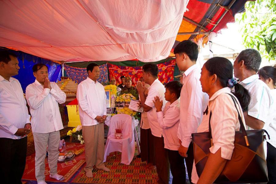 ថវិការំលែកមរណទុក្ខរបស់ សម្តេចមហាបវរធិបតី ហ៊ុន ម៉ាណែត បានប្រគល់ជូនគ្រួសារសពវីរកងកម្លាំងពលី ២រូប ក្នុងខេត្តឧត្តរមានជ័យ  - Image 2