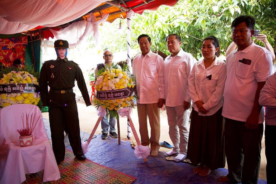 ថវិការំលែកមរណទុក្ខរបស់ សម្តេចមហាបវរធិបតី ហ៊ុន ម៉ាណែត បានប្រគល់ជូនគ្រួសារសពវីរកងកម្លាំងពលី ២រូប ក្នុងខេត្តឧត្តរមានជ័យ  - Image 3