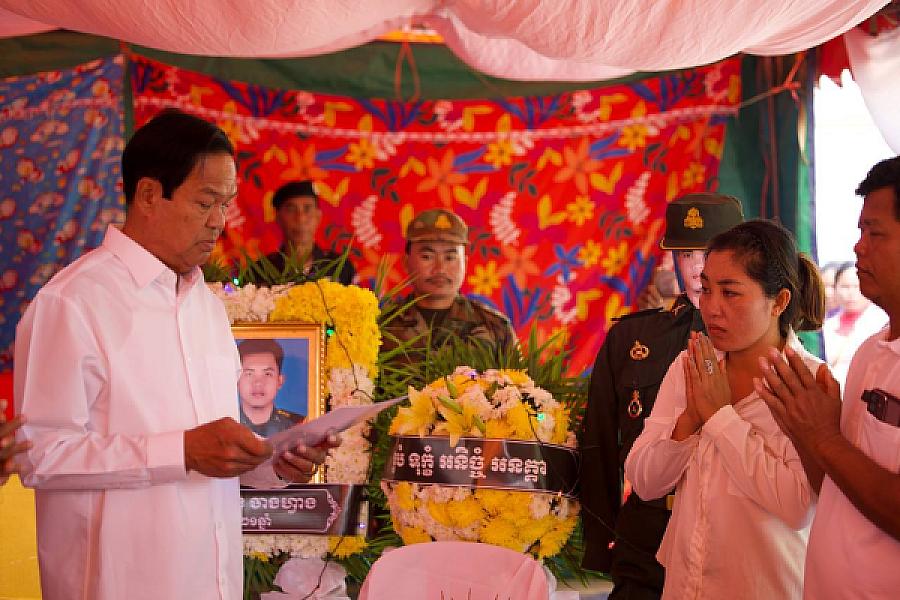 ថវិការំលែកមរណទុក្ខរបស់ សម្តេចមហាបវរធិបតី ហ៊ុន ម៉ាណែត បានប្រគល់ជូនគ្រួសារសពវីរកងកម្លាំងពលី ២រូប ក្នុងខេត្តឧត្តរមានជ័យ  - Image 6