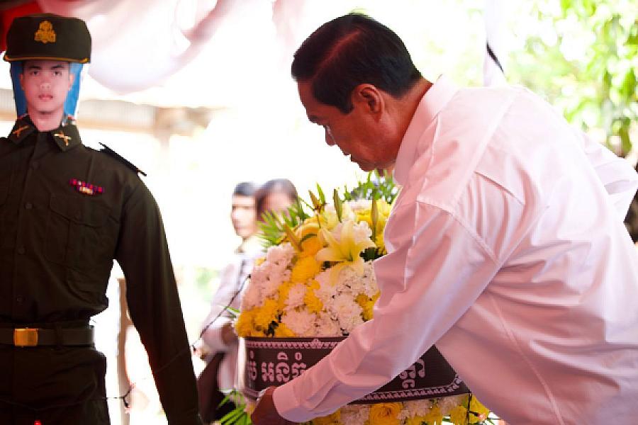 ថវិការំលែកមរណទុក្ខរបស់ សម្តេចមហាបវរធិបតី ហ៊ុន ម៉ាណែត បានប្រគល់ជូនគ្រួសារសពវីរកងកម្លាំងពលី ២រូប ក្នុងខេត្តឧត្តរមានជ័យ  - Image 11