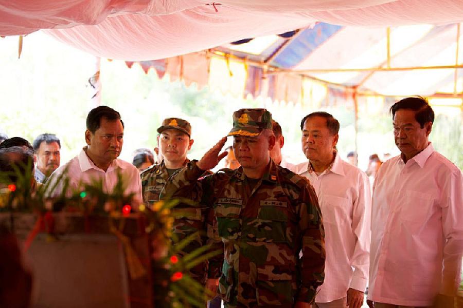 ថវិការំលែកមរណទុក្ខរបស់ សម្តេចមហាបវរធិបតី ហ៊ុន ម៉ាណែត បានប្រគល់ជូនគ្រួសារសពវីរកងកម្លាំងពលី ២រូប ក្នុងខេត្តឧត្តរមានជ័យ  - Image 13