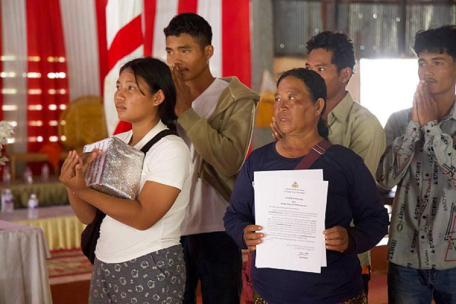 ថវិការំលែកមរណទុក្ខរបស់ សម្តេចមហាបវរធិបតី ហ៊ុន ម៉ាណែត បានប្រគល់ជូនគ្រួសារសពវីរកងកម្លាំងពលី ២រូប ក្នុងខេត្តឧត្តរមានជ័យ  - Image 16