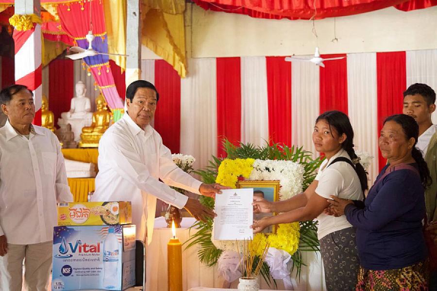 ថវិការំលែកមរណទុក្ខរបស់ សម្តេចមហាបវរធិបតី ហ៊ុន ម៉ាណែត បានប្រគល់ជូនគ្រួសារសពវីរកងកម្លាំងពលី ២រូប ក្នុងខេត្តឧត្តរមានជ័យ  - Image 17