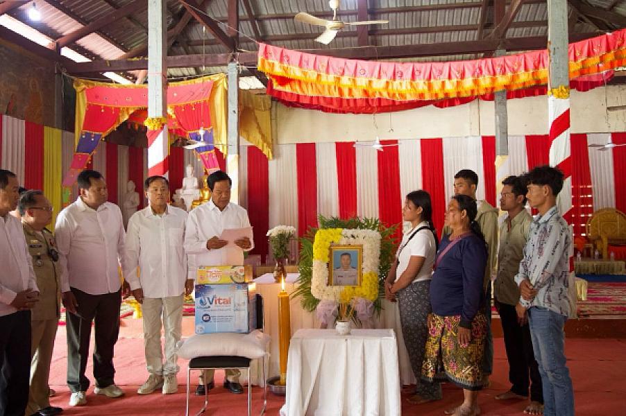 ថវិការំលែកមរណទុក្ខរបស់ សម្តេចមហាបវរធិបតី ហ៊ុន ម៉ាណែត បានប្រគល់ជូនគ្រួសារសពវីរកងកម្លាំងពលី ២រូប ក្នុងខេត្តឧត្តរមានជ័យ  - Image 18