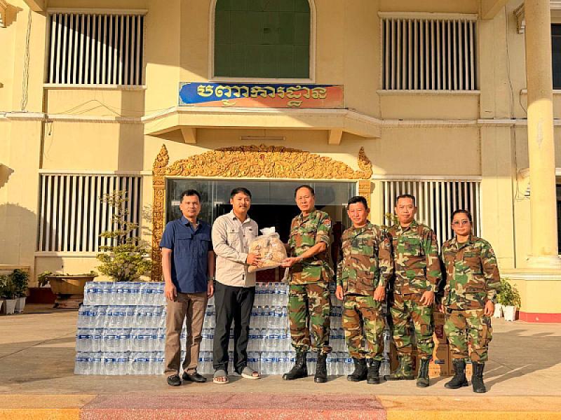 លោក ភួង ណាវុធ បាននាំយកអំណោយឧបភោគ ផ្តល់ជូនកងទ័ព ចំណុះយោធភូមិភាគទី៥ ដែលឈរជើងការពារតាមបន្ទាត់ព្រំដែន ក្នុងខេត្តបន្ទាយមានជ័យ - Image 2