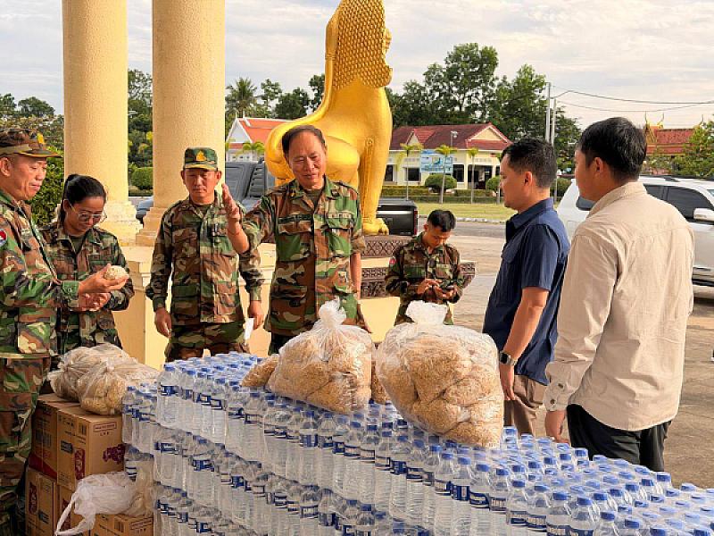 លោក ភួង ណាវុធ បាននាំយកអំណោយឧបភោគ ផ្តល់ជូនកងទ័ព ចំណុះយោធភូមិភាគទី៥ ដែលឈរជើងការពារតាមបន្ទាត់ព្រំដែន ក្នុងខេត្តបន្ទាយមានជ័យ - Image 4