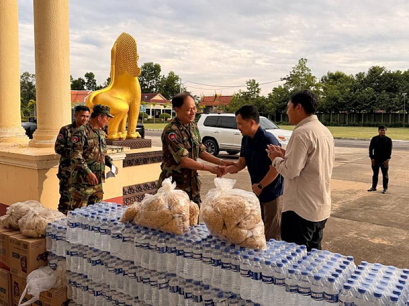 លោក ភួង ណាវុធ បាននាំយកអំណោយឧបភោគ ផ្តល់ជូនកងទ័ព ចំណុះយោធភូមិភាគទី៥ ដែលឈរជើងការពារតាមបន្ទាត់ព្រំដែន ក្នុងខេត្តបន្ទាយមានជ័យ - Image 6
