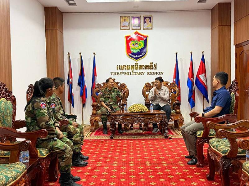 លោក ភួង ណាវុធ បាននាំយកអំណោយឧបភោគ ផ្តល់ជូនកងទ័ព ចំណុះយោធភូមិភាគទី៥ ដែលឈរជើងការពារតាមបន្ទាត់ព្រំដែន ក្នុងខេត្តបន្ទាយមានជ័យ - Image 7