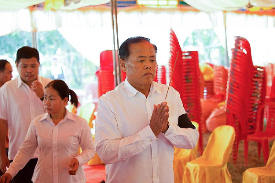 ឯកឧត្តម អ៊ុក ឃ្នួច នាំយកថវិកា និងសាររំលែកមរណទុក្ខរបស់សម្តេចធិបតី ហ៊ុន ម៉ាណែត ប្រគល់ជូនគ្រួសារសពវីរកងទ័ព ក្នុងខេត្តឧត្តរមានជ័យ  - Image 3