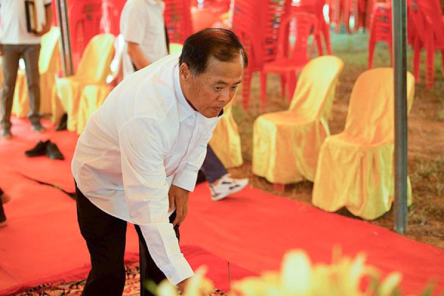 ឯកឧត្តម អ៊ុក ឃ្នួច នាំយកថវិកា និងសាររំលែកមរណទុក្ខរបស់សម្តេចធិបតី ហ៊ុន ម៉ាណែត ប្រគល់ជូនគ្រួសារសពវីរកងទ័ព ក្នុងខេត្តឧត្តរមានជ័យ  - Image 5