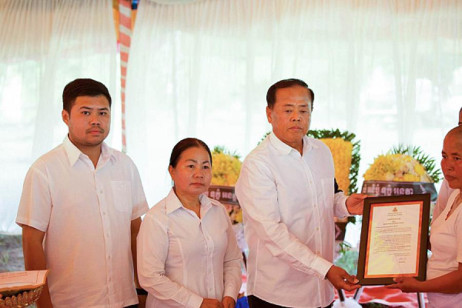 ឯកឧត្តម អ៊ុក ឃ្នួច នាំយកថវិកា និងសាររំលែកមរណទុក្ខរបស់សម្តេចធិបតី ហ៊ុន ម៉ាណែត ប្រគល់ជូនគ្រួសារសពវីរកងទ័ព ក្នុងខេត្តឧត្តរមានជ័យ  - Image 7