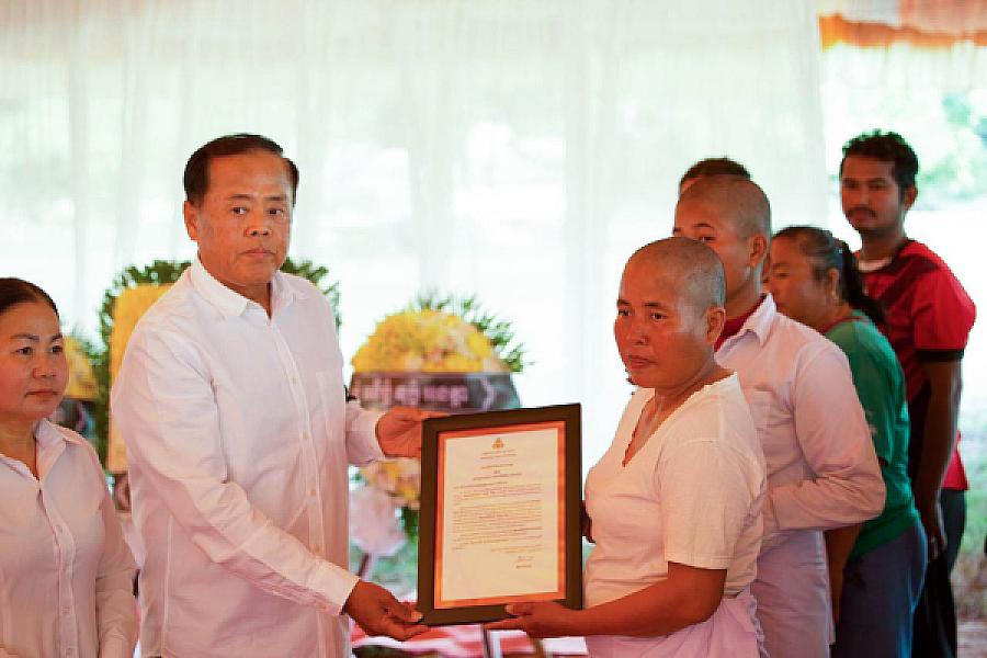 ឯកឧត្តម អ៊ុក ឃ្នួច នាំយកថវិកា និងសាររំលែកមរណទុក្ខរបស់សម្តេចធិបតី ហ៊ុន ម៉ាណែត ប្រគល់ជូនគ្រួសារសពវីរកងទ័ព ក្នុងខេត្តឧត្តរមានជ័យ  - Image 8