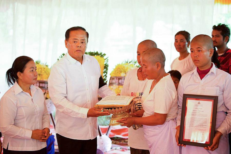 ឯកឧត្តម អ៊ុក ឃ្នួច នាំយកថវិកា និងសាររំលែកមរណទុក្ខរបស់សម្តេចធិបតី ហ៊ុន ម៉ាណែត ប្រគល់ជូនគ្រួសារសពវីរកងទ័ព ក្នុងខេត្តឧត្តរមានជ័យ  - Image 9