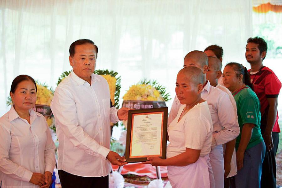 ឯកឧត្តម អ៊ុក ឃ្នួច នាំយកថវិកា និងសាររំលែកមរណទុក្ខរបស់សម្តេចធិបតី ហ៊ុន ម៉ាណែត ប្រគល់ជូនគ្រួសារសពវីរកងទ័ព ក្នុងខេត្តឧត្តរមានជ័យ  - Image 10