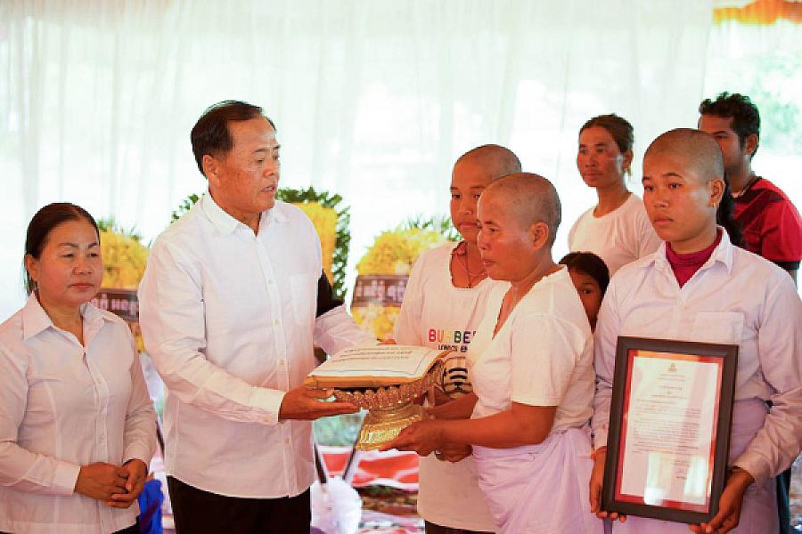 ឯកឧត្តម អ៊ុក ឃ្នួច នាំយកថវិកា និងសាររំលែកមរណទុក្ខរបស់សម្តេចធិបតី ហ៊ុន ម៉ាណែត ប្រគល់ជូនគ្រួសារសពវីរកងទ័ព ក្នុងខេត្តឧត្តរមានជ័យ  - Image 11