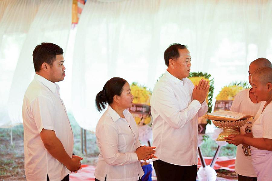 ឯកឧត្តម អ៊ុក ឃ្នួច នាំយកថវិកា និងសាររំលែកមរណទុក្ខរបស់សម្តេចធិបតី ហ៊ុន ម៉ាណែត ប្រគល់ជូនគ្រួសារសពវីរកងទ័ព ក្នុងខេត្តឧត្តរមានជ័យ  - Image 12