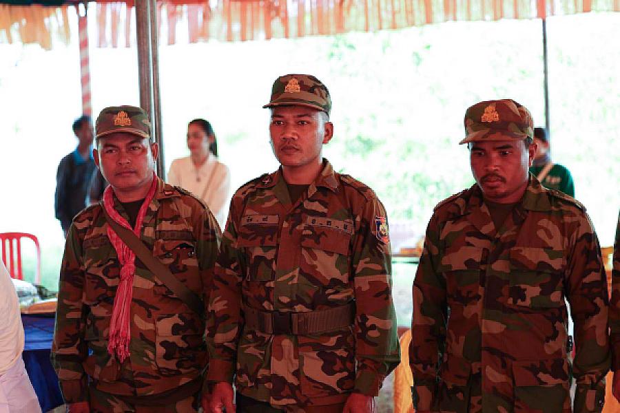 ឯកឧត្តម អ៊ុក ឃ្នួច នាំយកថវិកា និងសាររំលែកមរណទុក្ខរបស់សម្តេចធិបតី ហ៊ុន ម៉ាណែត ប្រគល់ជូនគ្រួសារសពវីរកងទ័ព ក្នុងខេត្តឧត្តរមានជ័យ  - Image 13