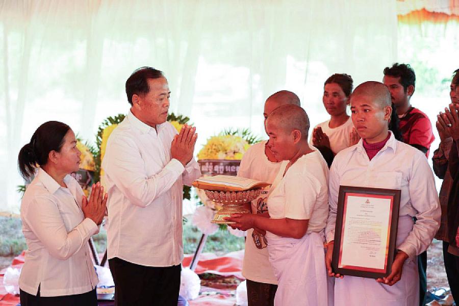 ឯកឧត្តម អ៊ុក ឃ្នួច នាំយកថវិកា និងសាររំលែកមរណទុក្ខរបស់សម្តេចធិបតី ហ៊ុន ម៉ាណែត ប្រគល់ជូនគ្រួសារសពវីរកងទ័ព ក្នុងខេត្តឧត្តរមានជ័យ  - Image 14