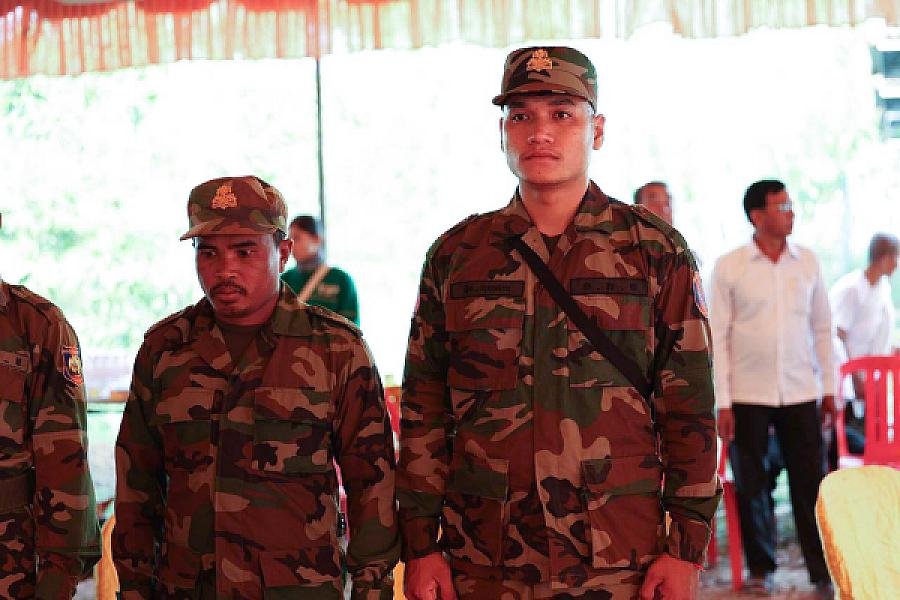 ឯកឧត្តម អ៊ុក ឃ្នួច នាំយកថវិកា និងសាររំលែកមរណទុក្ខរបស់សម្តេចធិបតី ហ៊ុន ម៉ាណែត ប្រគល់ជូនគ្រួសារសពវីរកងទ័ព ក្នុងខេត្តឧត្តរមានជ័យ  - Image 15