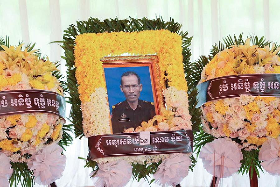 ឯកឧត្តម អ៊ុក ឃ្នួច នាំយកថវិកា និងសាររំលែកមរណទុក្ខរបស់សម្តេចធិបតី ហ៊ុន ម៉ាណែត ប្រគល់ជូនគ្រួសារសពវីរកងទ័ព ក្នុងខេត្តឧត្តរមានជ័យ  - Image 16