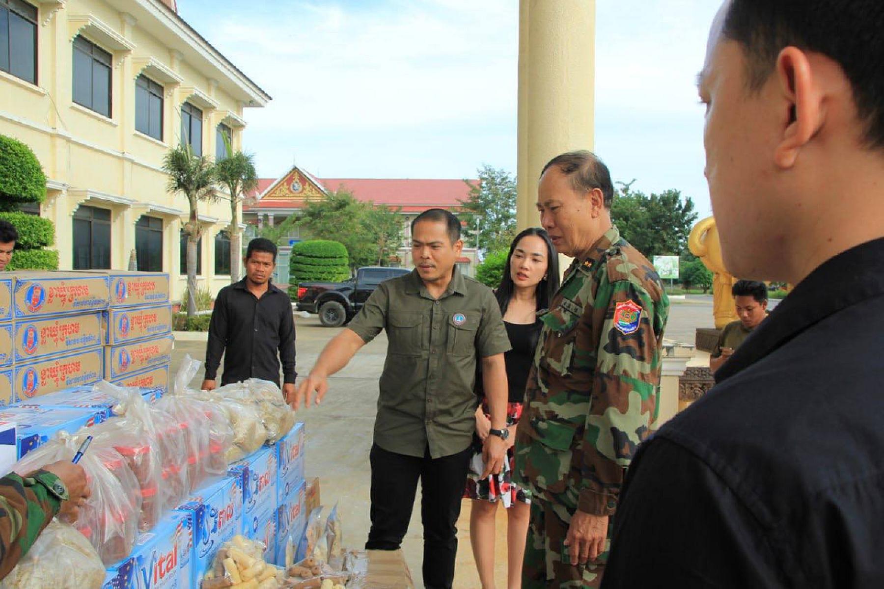 លោក អ៊ុក ស៊ីវុត្ថា បាននាំយកអំណោយជូនកងទ័ព ចំណុះយោធភូមិភាគទី៥