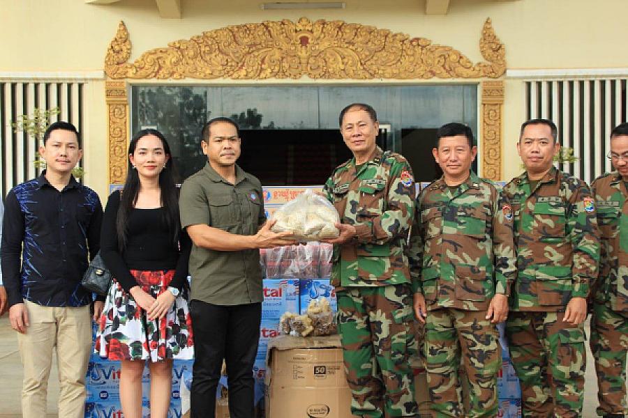 លោក អ៊ុក ស៊ីវុត្ថា បាននាំយកអំណោយជូនកងទ័ព ចំណុះយោធភូមិភាគទី៥ - Image 4