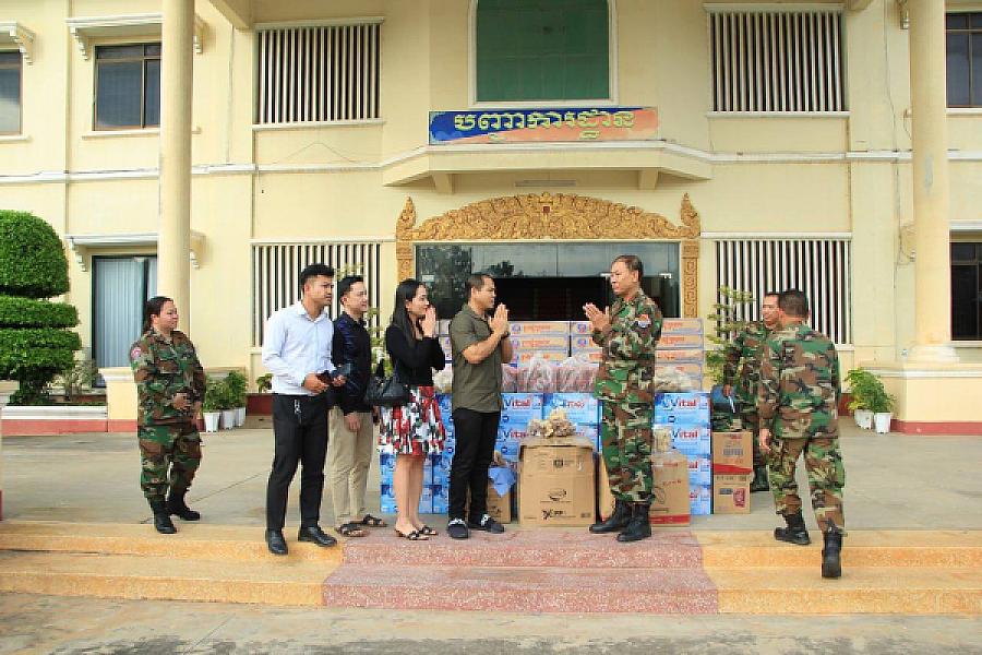 លោក អ៊ុក ស៊ីវុត្ថា បាននាំយកអំណោយជូនកងទ័ព ចំណុះយោធភូមិភាគទី៥ - Image 5