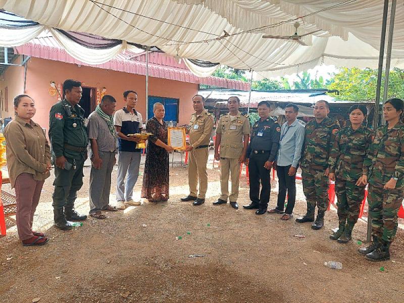 អ.ន.ក. ស្រុកបាណន់ នាំយកថវិកាបេឡាមរណសង្គ្រោះជូនគ្រួសារសពអតីតយុទ្ធជនមួយគ្រួសារ