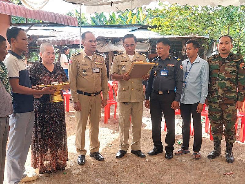 អ.ន.ក. ស្រុកបាណន់ នាំយកថវិកាបេឡាមរណសង្គ្រោះជូនគ្រួសារសពអតីតយុទ្ធជនមួយគ្រួសារ - Image 2