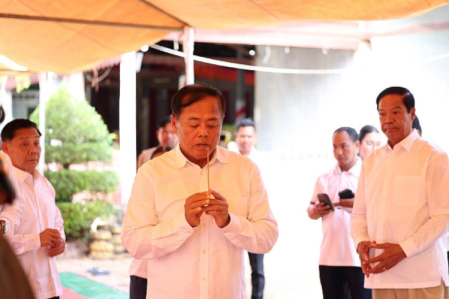 ថវិកា និងសាររំលែកមរណទុក្ខរបស់សម្តេចធិបតី ហ៊ុន ម៉ាណែត បានប្រគល់ជូនគ្រួសារសពវីរកងទ័ពពលី ក្នុងខេត្តឧត្តរមានជ័យ  - Image 3