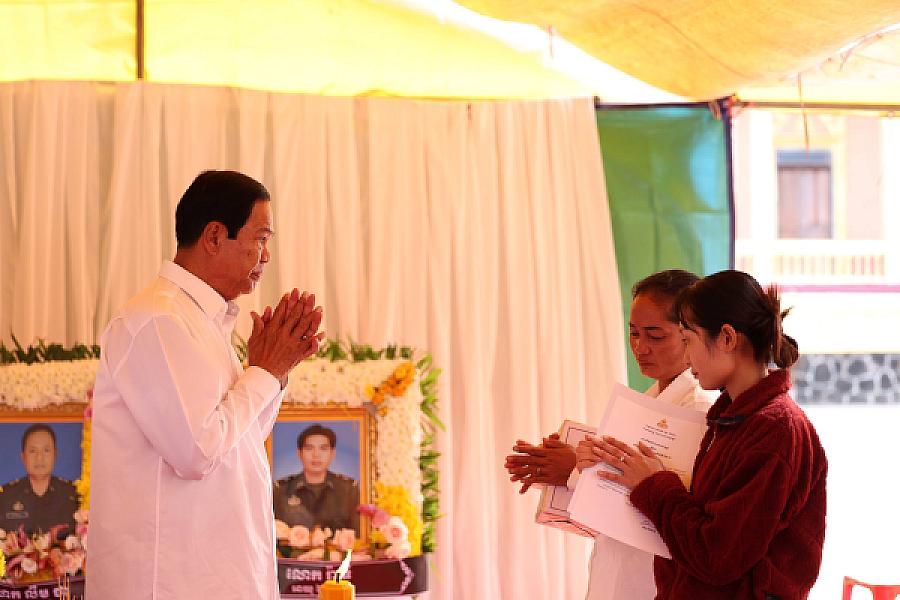 ថវិកា និងសាររំលែកមរណទុក្ខរបស់សម្តេចធិបតី ហ៊ុន ម៉ាណែត បានប្រគល់ជូនគ្រួសារសពវីរកងទ័ពពលី ក្នុងខេត្តឧត្តរមានជ័យ  - Image 5