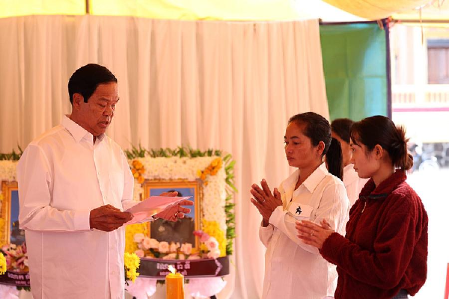 ថវិកា និងសាររំលែកមរណទុក្ខរបស់សម្តេចធិបតី ហ៊ុន ម៉ាណែត បានប្រគល់ជូនគ្រួសារសពវីរកងទ័ពពលី ក្នុងខេត្តឧត្តរមានជ័យ  - Image 6