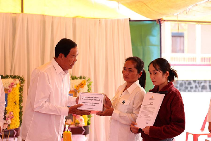 ថវិកា និងសាររំលែកមរណទុក្ខរបស់សម្តេចធិបតី ហ៊ុន ម៉ាណែត បានប្រគល់ជូនគ្រួសារសពវីរកងទ័ពពលី ក្នុងខេត្តឧត្តរមានជ័យ  - Image 8