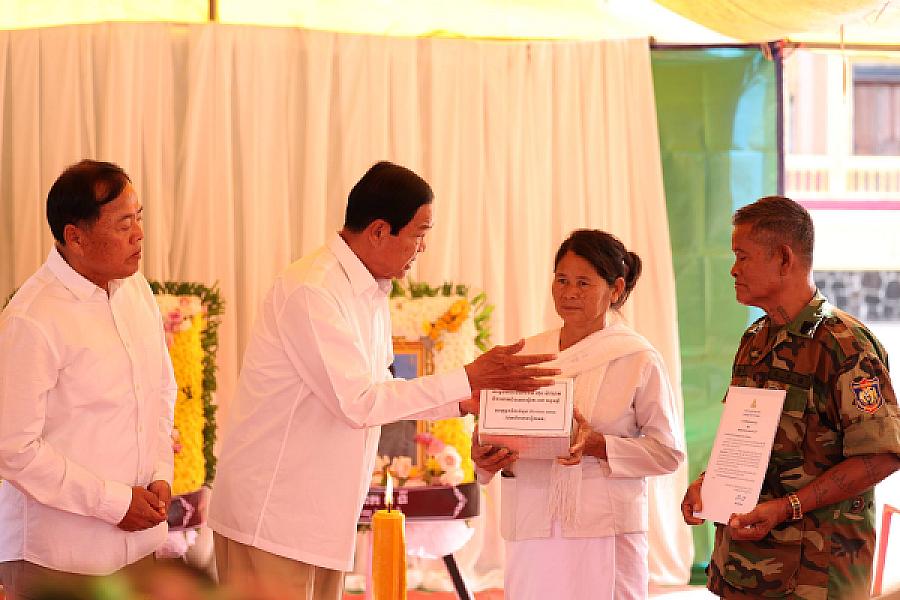 ថវិកា និងសាររំលែកមរណទុក្ខរបស់សម្តេចធិបតី ហ៊ុន ម៉ាណែត បានប្រគល់ជូនគ្រួសារសពវីរកងទ័ពពលី ក្នុងខេត្តឧត្តរមានជ័យ  - Image 9