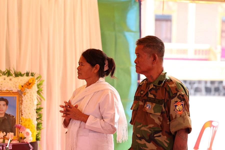 ថវិកា និងសាររំលែកមរណទុក្ខរបស់សម្តេចធិបតី ហ៊ុន ម៉ាណែត បានប្រគល់ជូនគ្រួសារសពវីរកងទ័ពពលី ក្នុងខេត្តឧត្តរមានជ័យ  - Image 10