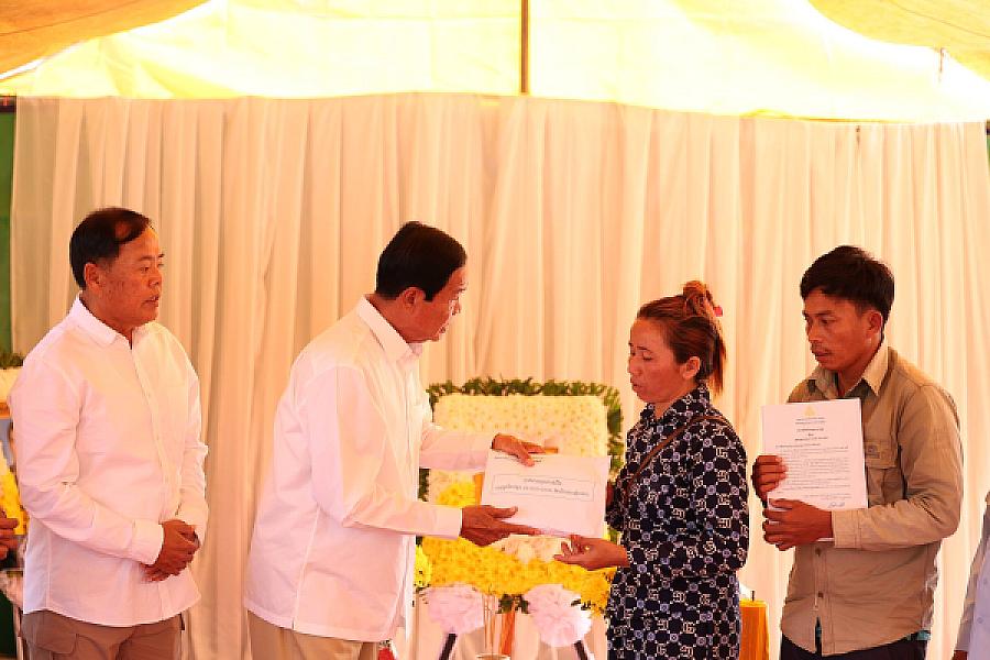 ថវិកា និងសាររំលែកមរណទុក្ខរបស់សម្តេចធិបតី ហ៊ុន ម៉ាណែត បានប្រគល់ជូនគ្រួសារសពវីរកងទ័ពពលី ក្នុងខេត្តឧត្តរមានជ័យ  - Image 11