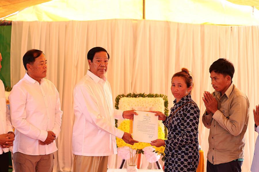 ថវិកា និងសាររំលែកមរណទុក្ខរបស់សម្តេចធិបតី ហ៊ុន ម៉ាណែត បានប្រគល់ជូនគ្រួសារសពវីរកងទ័ពពលី ក្នុងខេត្តឧត្តរមានជ័យ  - Image 12