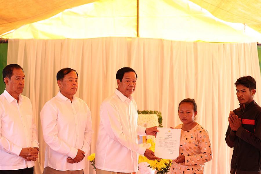 ថវិកា និងសាររំលែកមរណទុក្ខរបស់សម្តេចធិបតី ហ៊ុន ម៉ាណែត បានប្រគល់ជូនគ្រួសារសពវីរកងទ័ពពលី ក្នុងខេត្តឧត្តរមានជ័យ  - Image 13