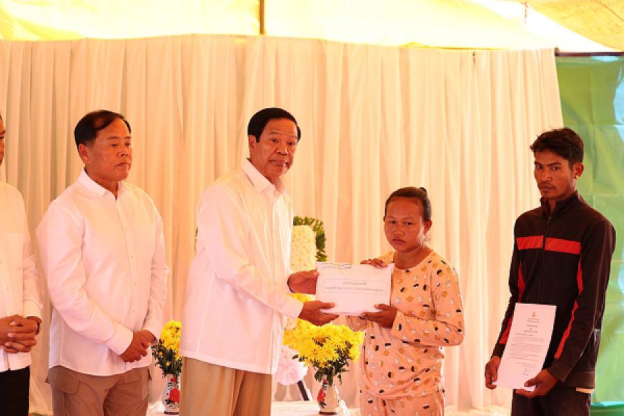 ថវិកា និងសាររំលែកមរណទុក្ខរបស់សម្តេចធិបតី ហ៊ុន ម៉ាណែត បានប្រគល់ជូនគ្រួសារសពវីរកងទ័ពពលី ក្នុងខេត្តឧត្តរមានជ័យ  - Image 14