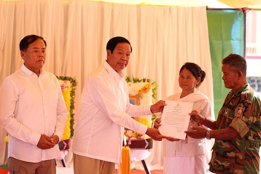 ថវិកា និងសាររំលែកមរណទុក្ខរបស់សម្តេចធិបតី ហ៊ុន ម៉ាណែត បានប្រគល់ជូនគ្រួសារសពវីរកងទ័ពពលី ក្នុងខេត្តឧត្តរមានជ័យ  - Image 16