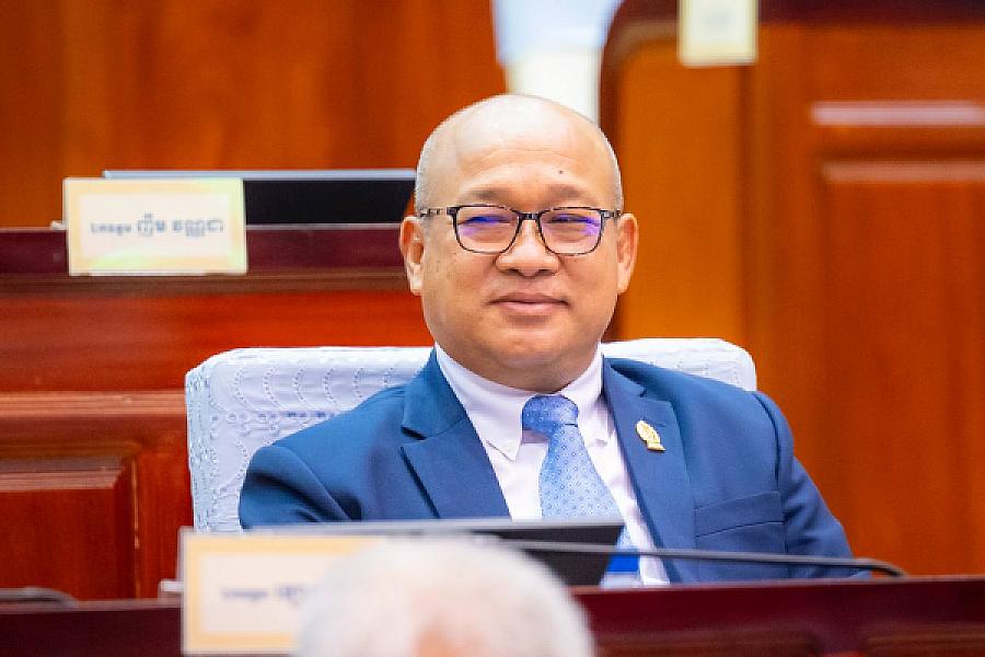 His Excellency Dr. Sam Dara, Member of the National Assembly, has contributed $500 to organize the Extraordinary General Assembly of the Cambodian Veterans Association nationwide