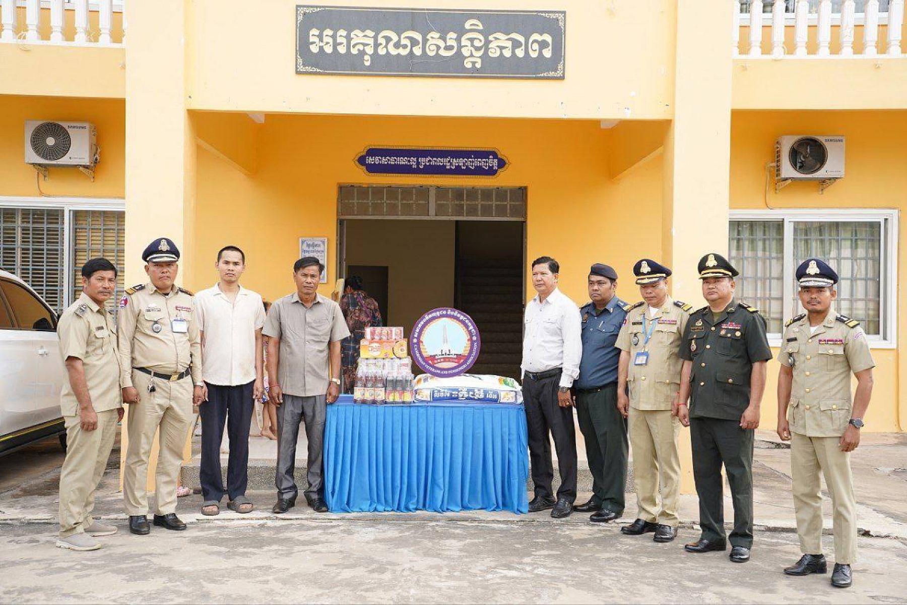 អ.ន.ក. ក្រុងតាខ្មៅ និងស្រុកលើកដែក នាំយកថវិកាបេឡាមរណសង្គ្រោះប្រគល់ជូនគ្រួសារសពអតីតយុទ្ធជន ២គ្រួសារ