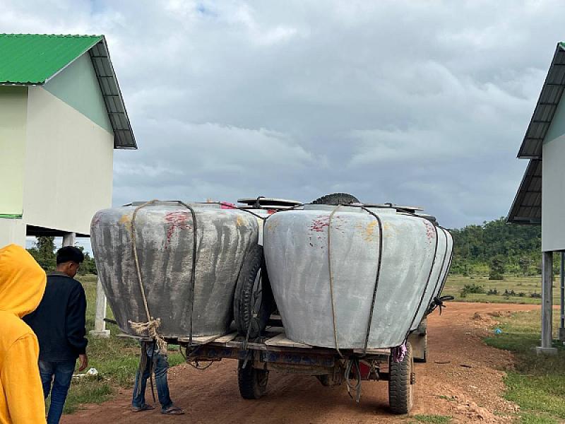 អ.ន.ក. ស្រុកគាស់ក្រឡ នាំយកពាងទឹកចែកជូនគ្រួសារអតីតយុទ្ធជន និងនិវត្តជន សម្រាប់ប្រើប្រាស់