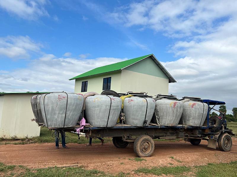 អ.ន.ក. ស្រុកគាស់ក្រឡ នាំយកពាងទឹកចែកជូនគ្រួសារអតីតយុទ្ធជន និងនិវត្តជន សម្រាប់ប្រើប្រាស់ - Image 2