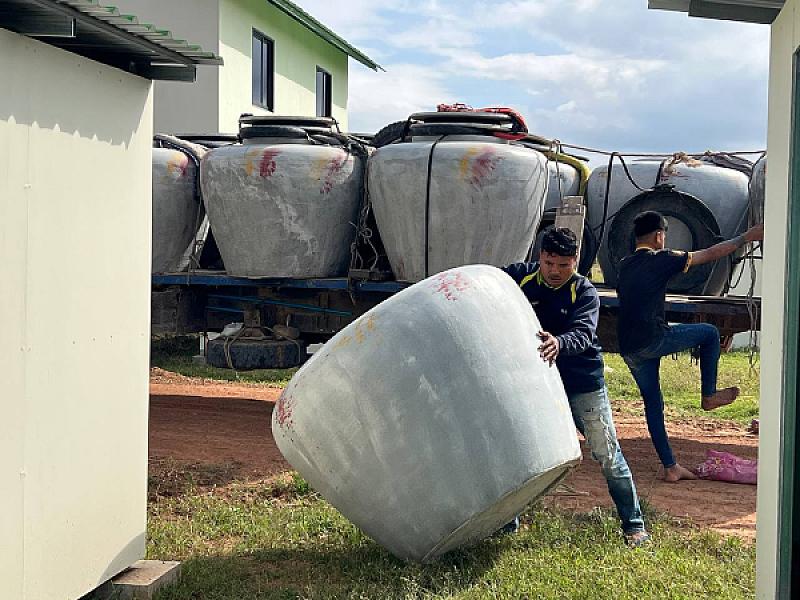 អ.ន.ក. ស្រុកគាស់ក្រឡ នាំយកពាងទឹកចែកជូនគ្រួសារអតីតយុទ្ធជន និងនិវត្តជន សម្រាប់ប្រើប្រាស់ - Image 4