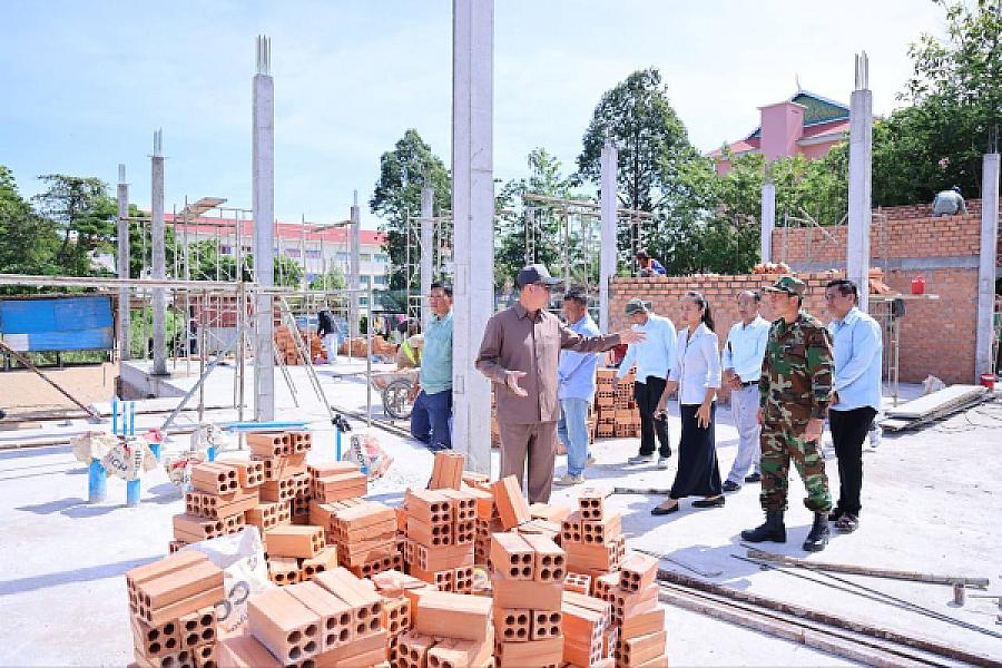 ឯកឧត្តម គួច ចំរើន ដឹកនាំក្រុមការងារចុះពិនិត្យវឌ្ឍនភាពនៃការសាងសង់អគារទីស្នាក់ការ អ.ន.ក. ខេត្តកណ្តាល   - Image 6