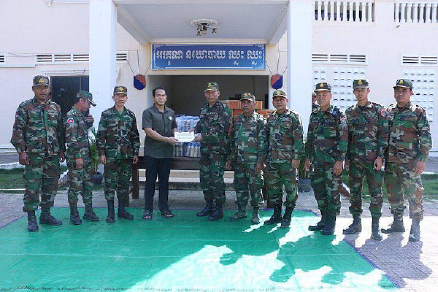 លោក អ៊ុក ស៊ីវុត្ថា បានផ្តល់ថវិកាចំនួន ២លានរៀល, មី ២០កេស និងអំបុក ១៥០កំប៉ុង ឧបត្ថម្ភដល់វីរៈកងទ័ពជួរមុខ  - Image 2