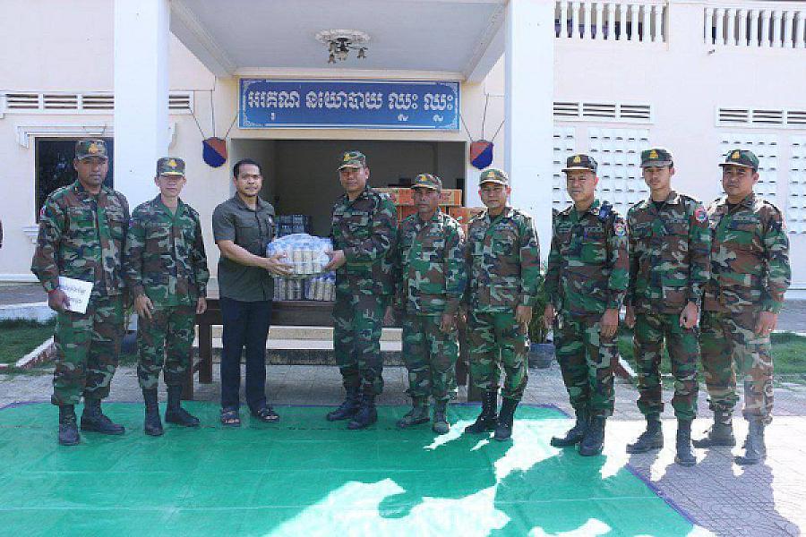 លោក អ៊ុក ស៊ីវុត្ថា បានផ្តល់ថវិកាចំនួន ២លានរៀល, មី ២០កេស និងអំបុក ១៥០កំប៉ុង ឧបត្ថម្ភដល់វីរៈកងទ័ពជួរមុខ  - Image 3