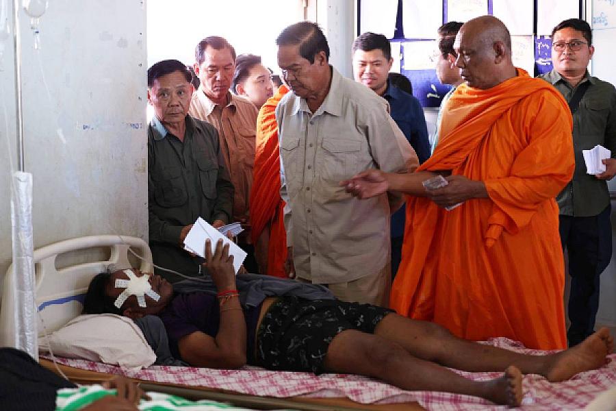 ឯកឧត្តម គន់ គីម អញ្ជើញសួរសុខទុក្ខ និងនាំយកថវិកាសម្តេចកិត្តិព្រឹទ្ធបណ្ឌិត ប៊ុន រ៉ានី ជូនវីរកងទ័ពកំពុងសម្រាកព្យាបាលរបួស - Image 3